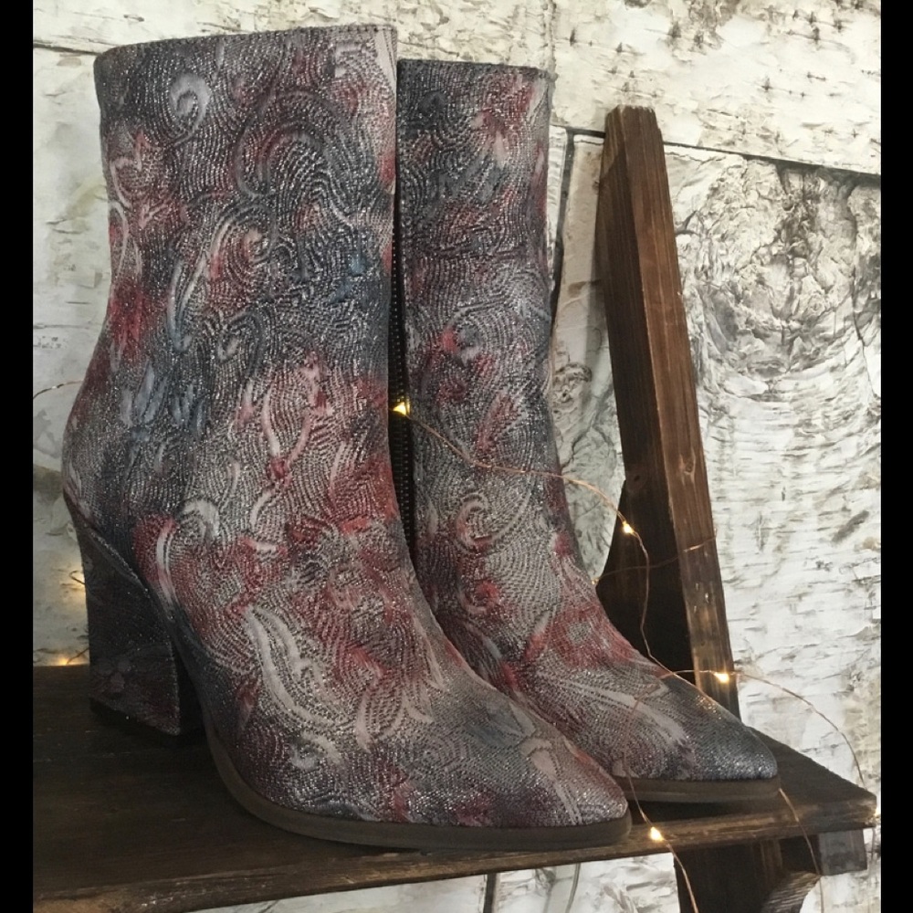 Brand NEW Free People Size 6 Gray/Pink Silver Boots